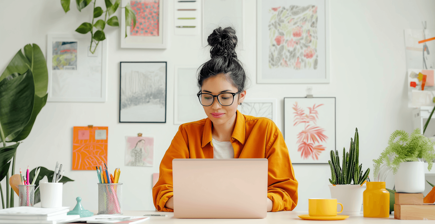Une personne suit une formation en ligne sur son ordinateur portable